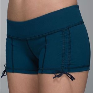 EUC Lululemon Hot Hot Shorts Yoga Alberta Lake